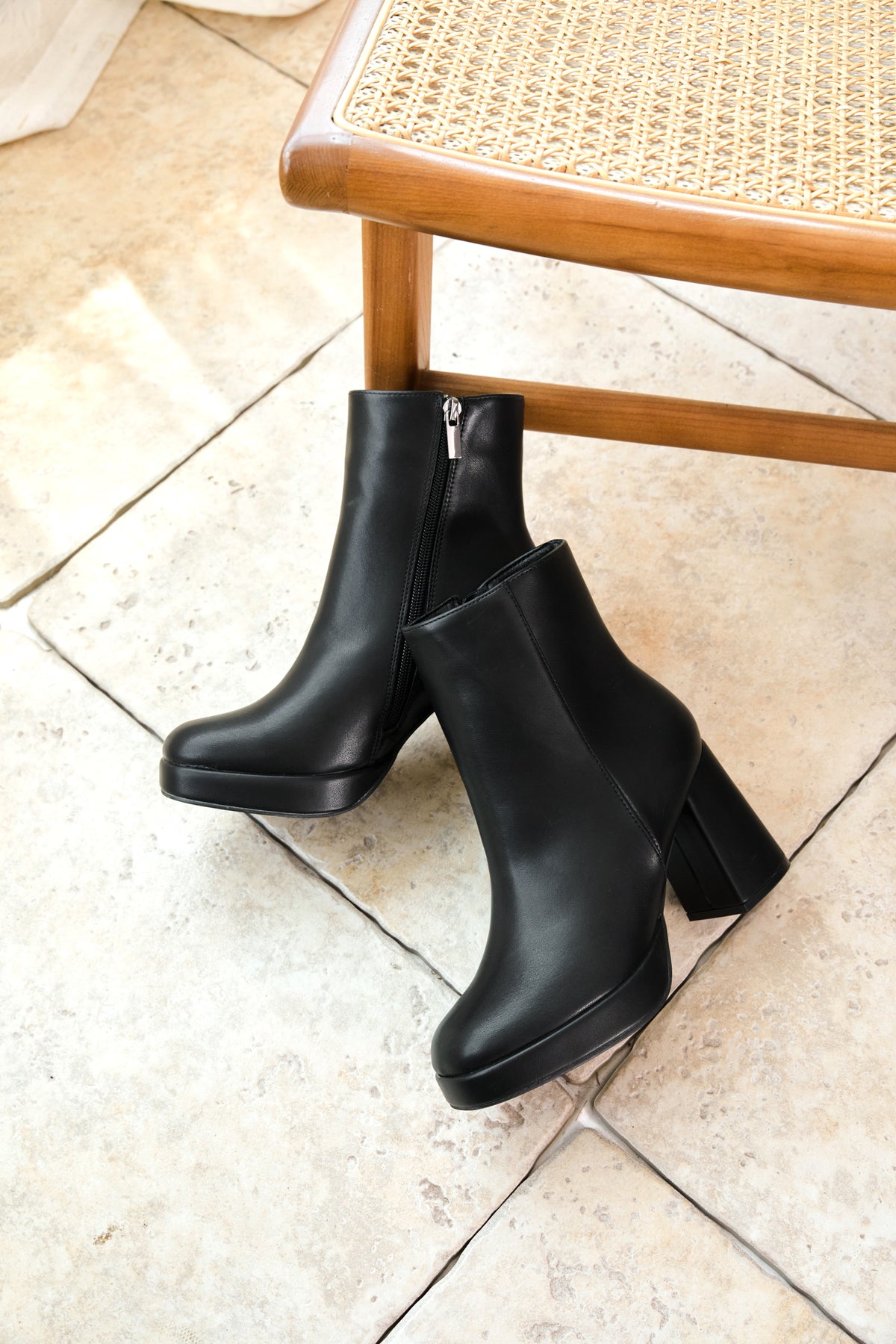 Bottines noires à plateau et talon carré