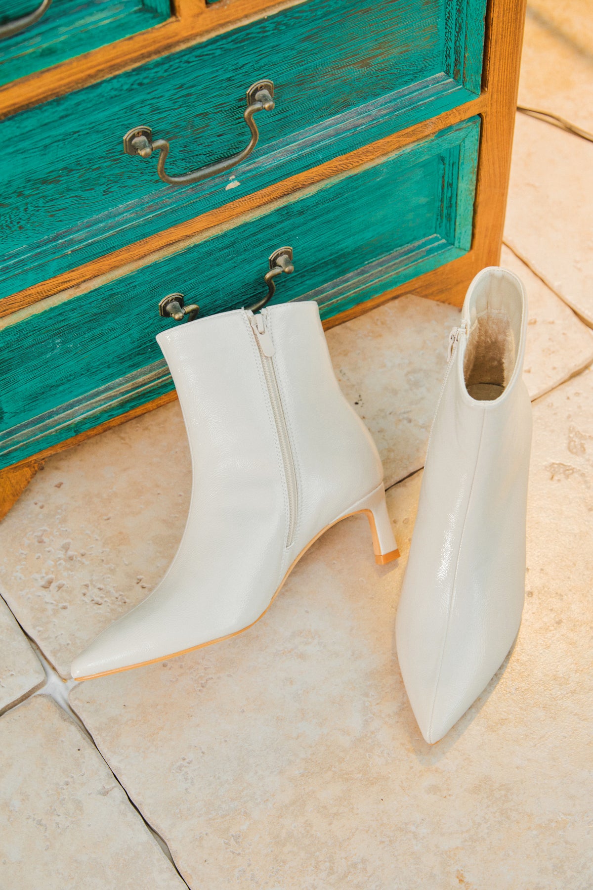 Bottines beiges vernies à bout pointu et petit talon