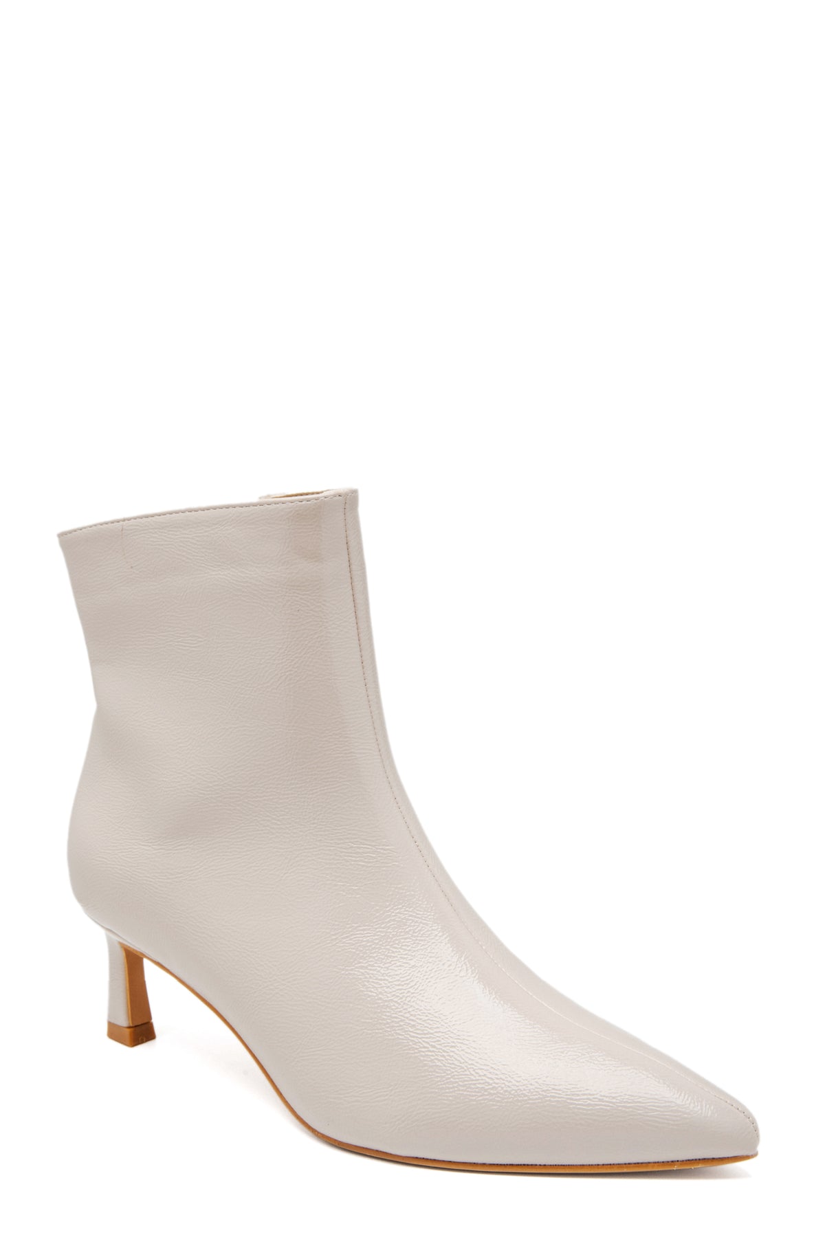 Bottines beiges vernies à bout pointu et petit talon