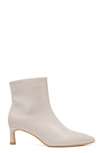 Bottines beiges vernies à bout pointu et petit talon