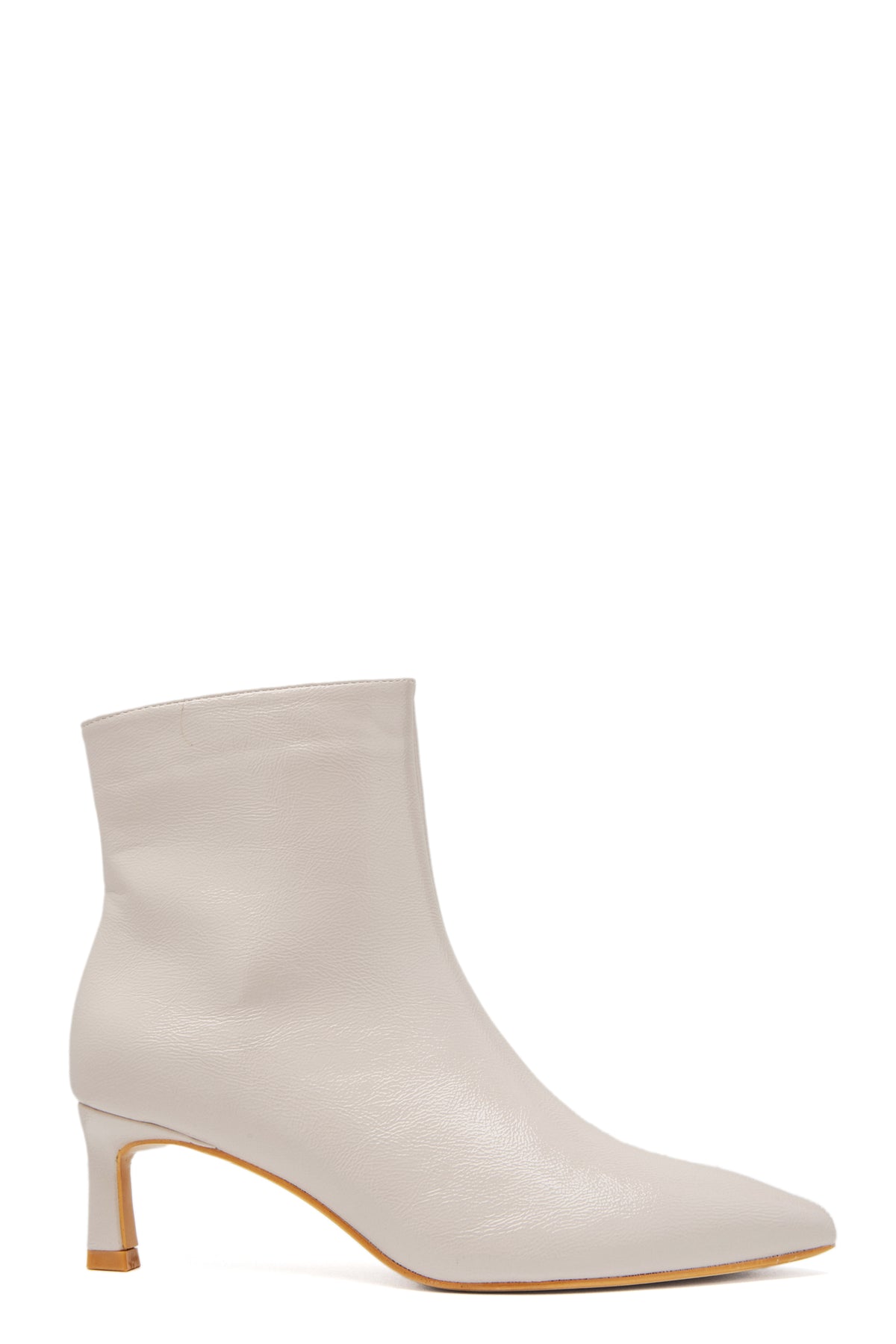 Bottines beiges vernies à bout pointu et petit talon