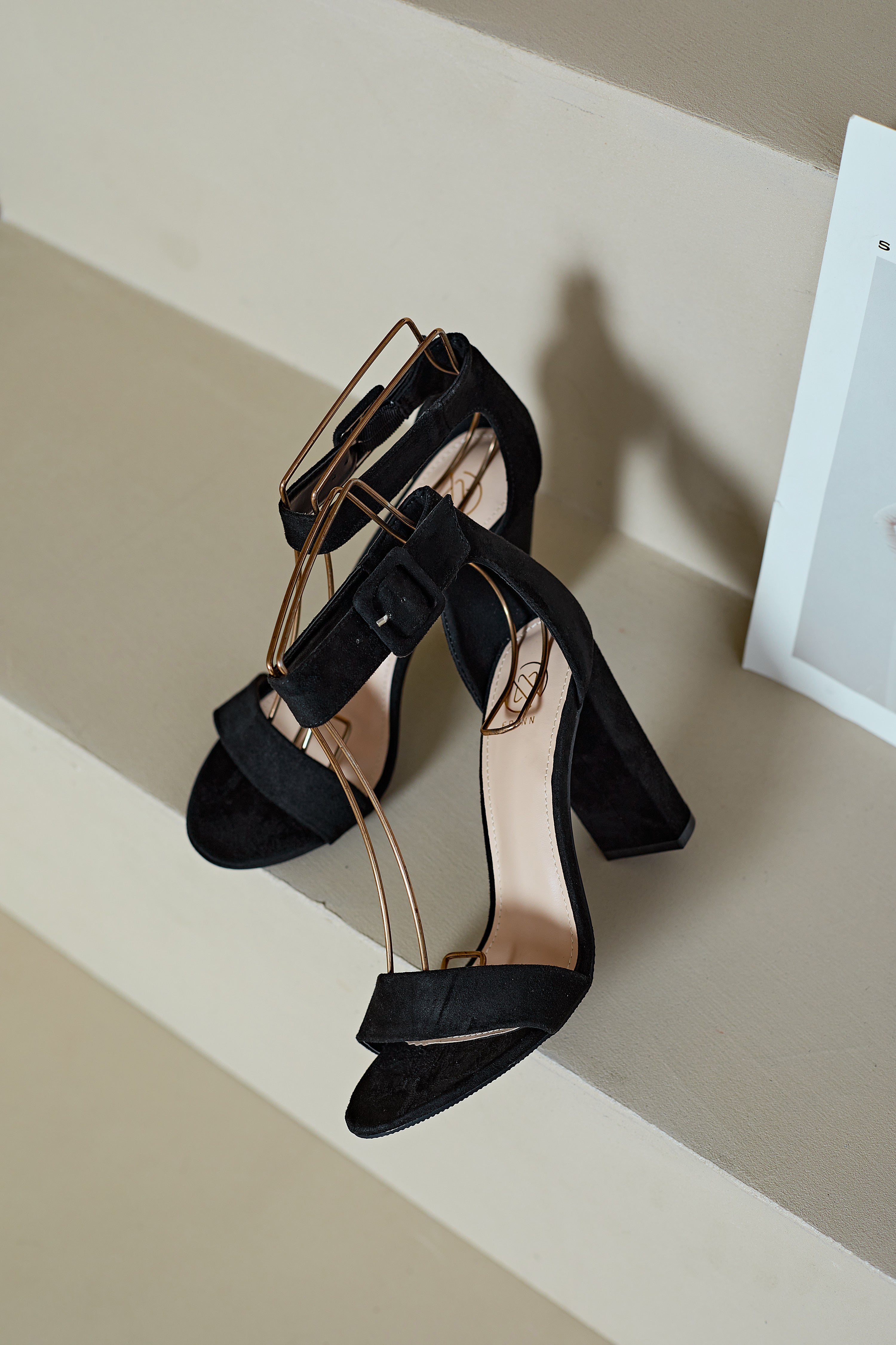 Sandale Noir a Haut Talon Carré