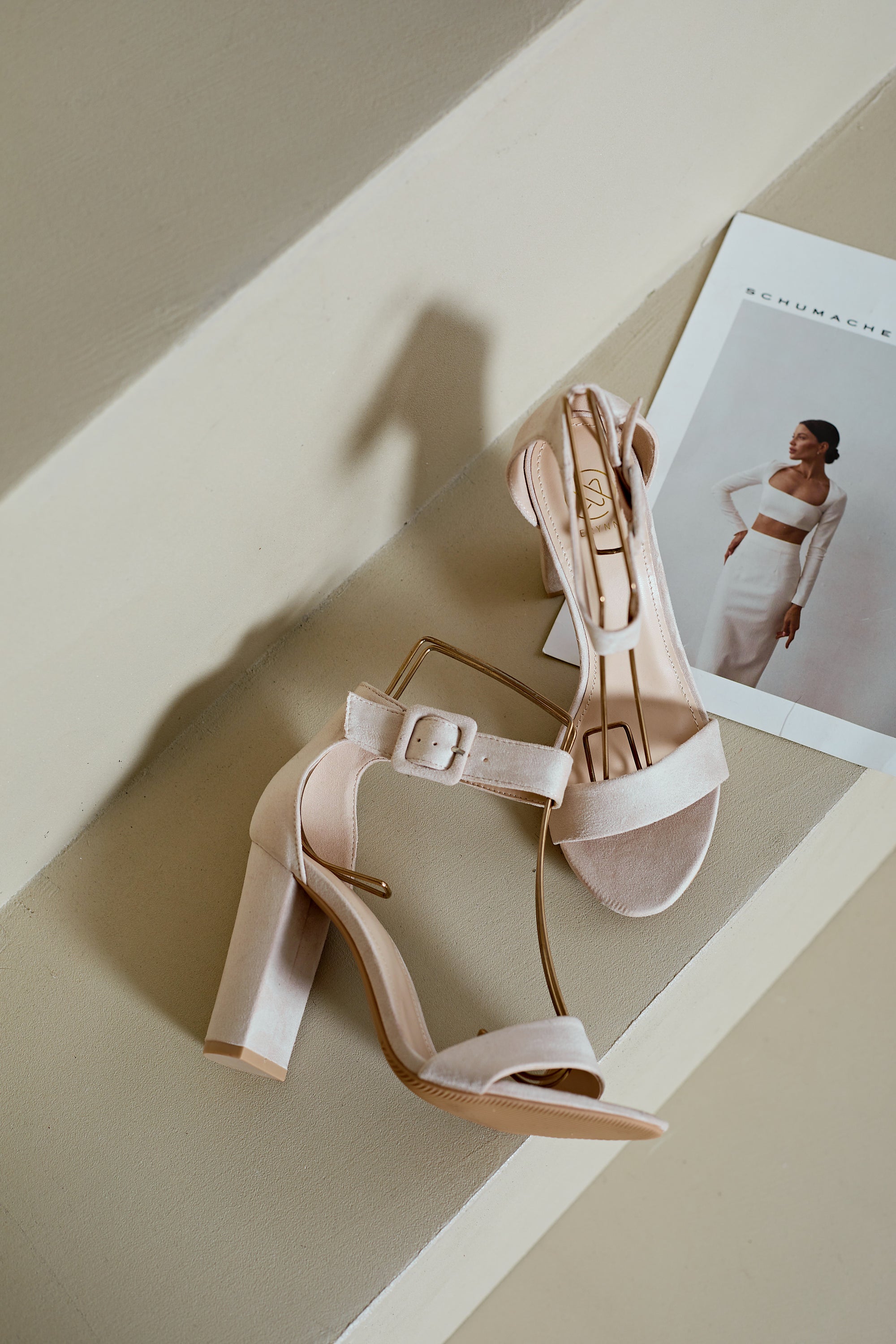 Sandale Beige a Haut Talon Carré