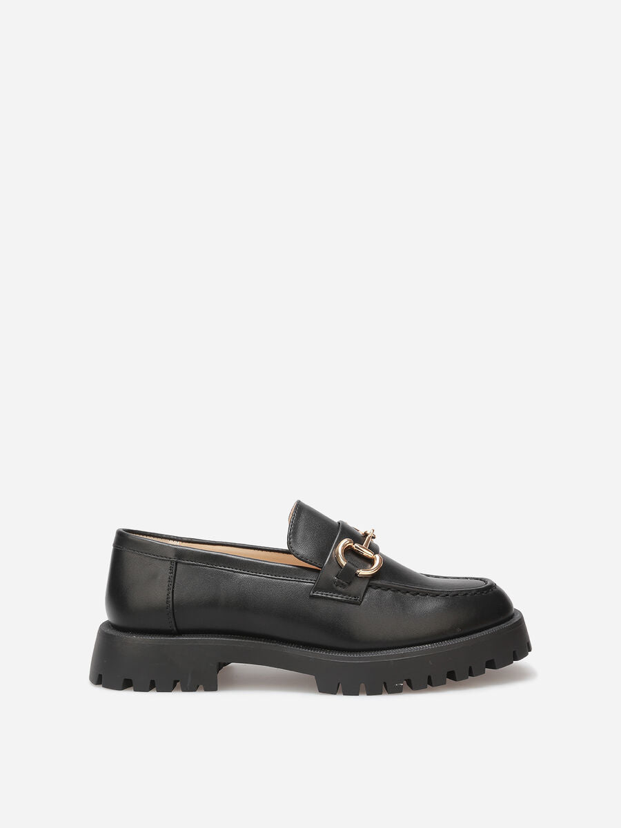 Mocassin noir avec détail argenté et semelle crantée