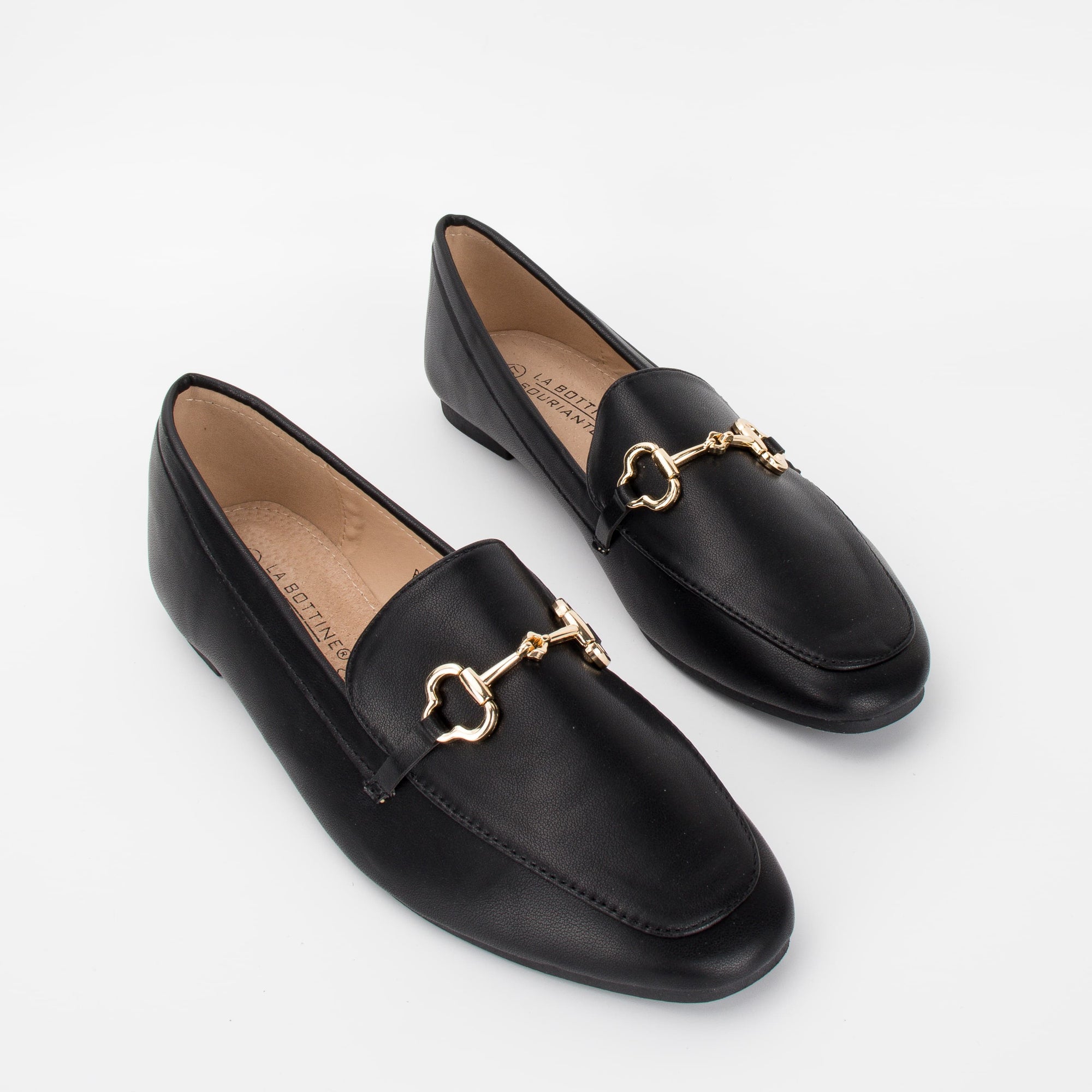 Mocassin noir plat avec boucle dorée