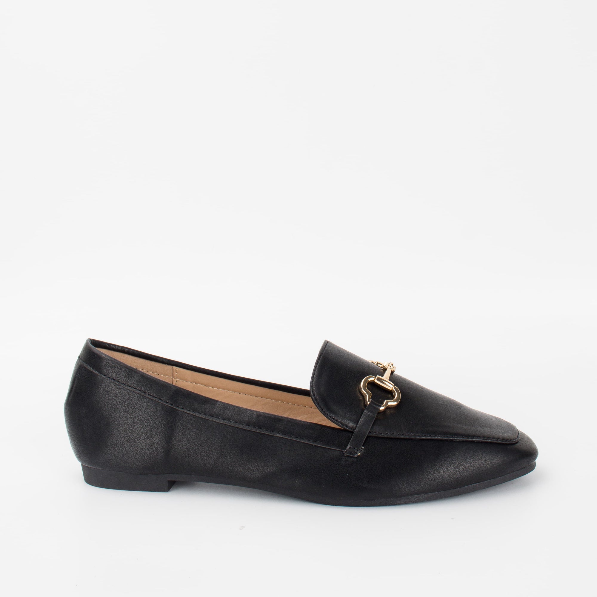Mocassin noir plat avec boucle dorée