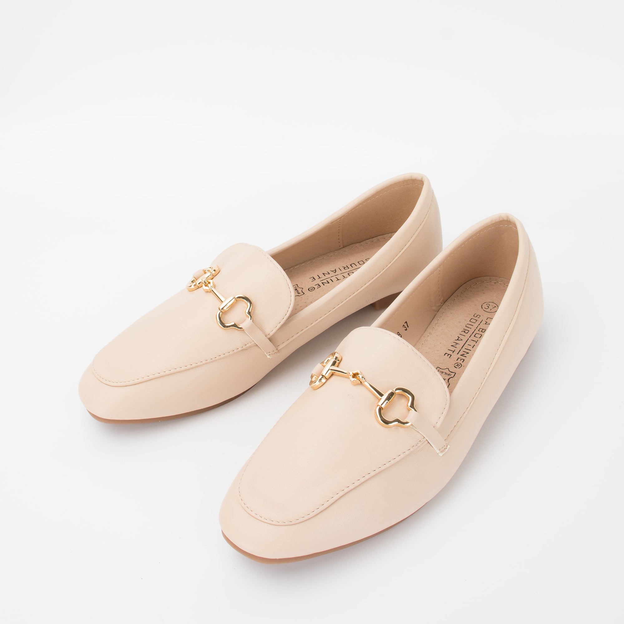 Mocassin beige rosé plat avec boucle dorée