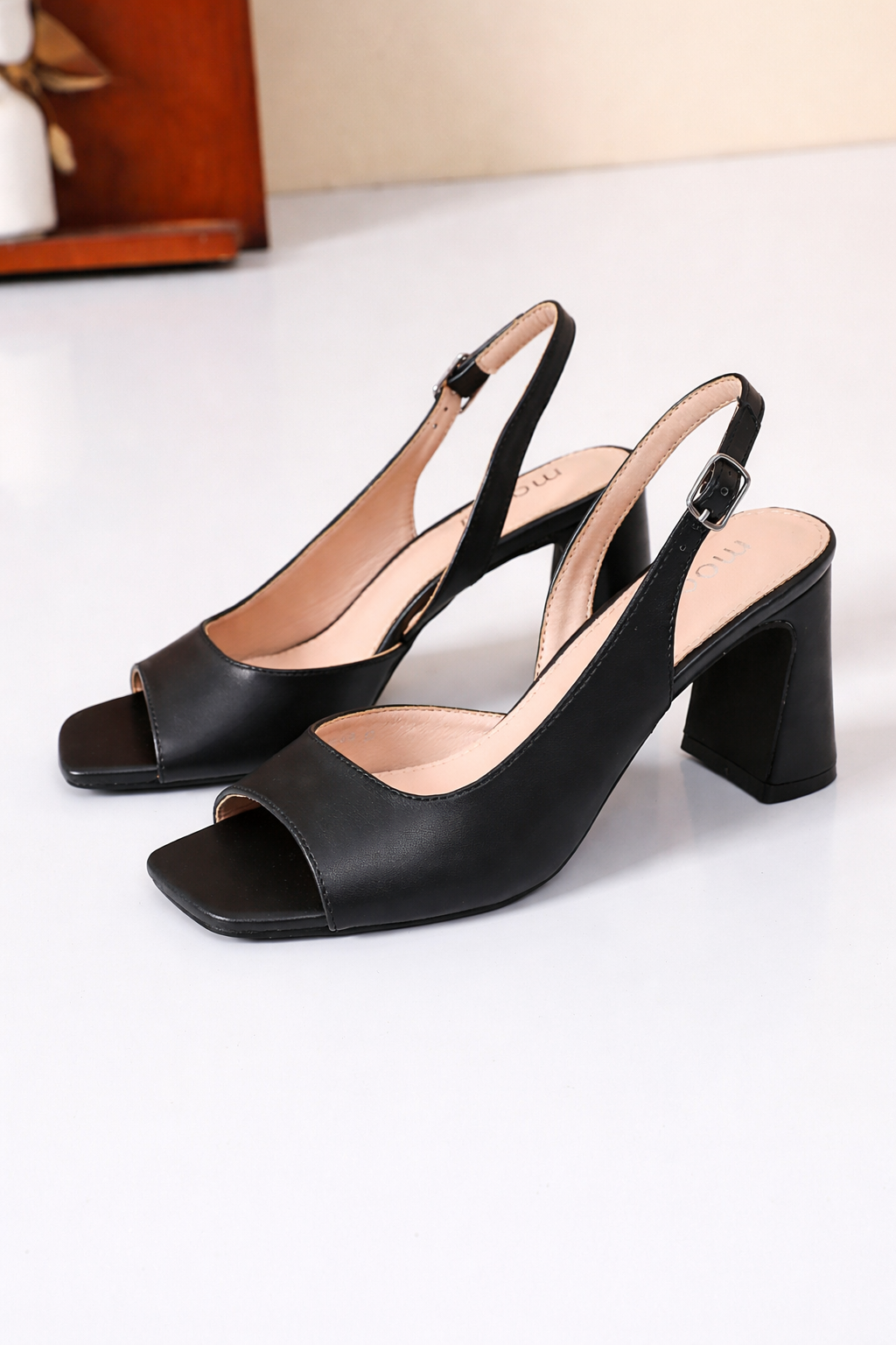 Sandales Slingback à Talon Bloc - Élégance Intemporelle