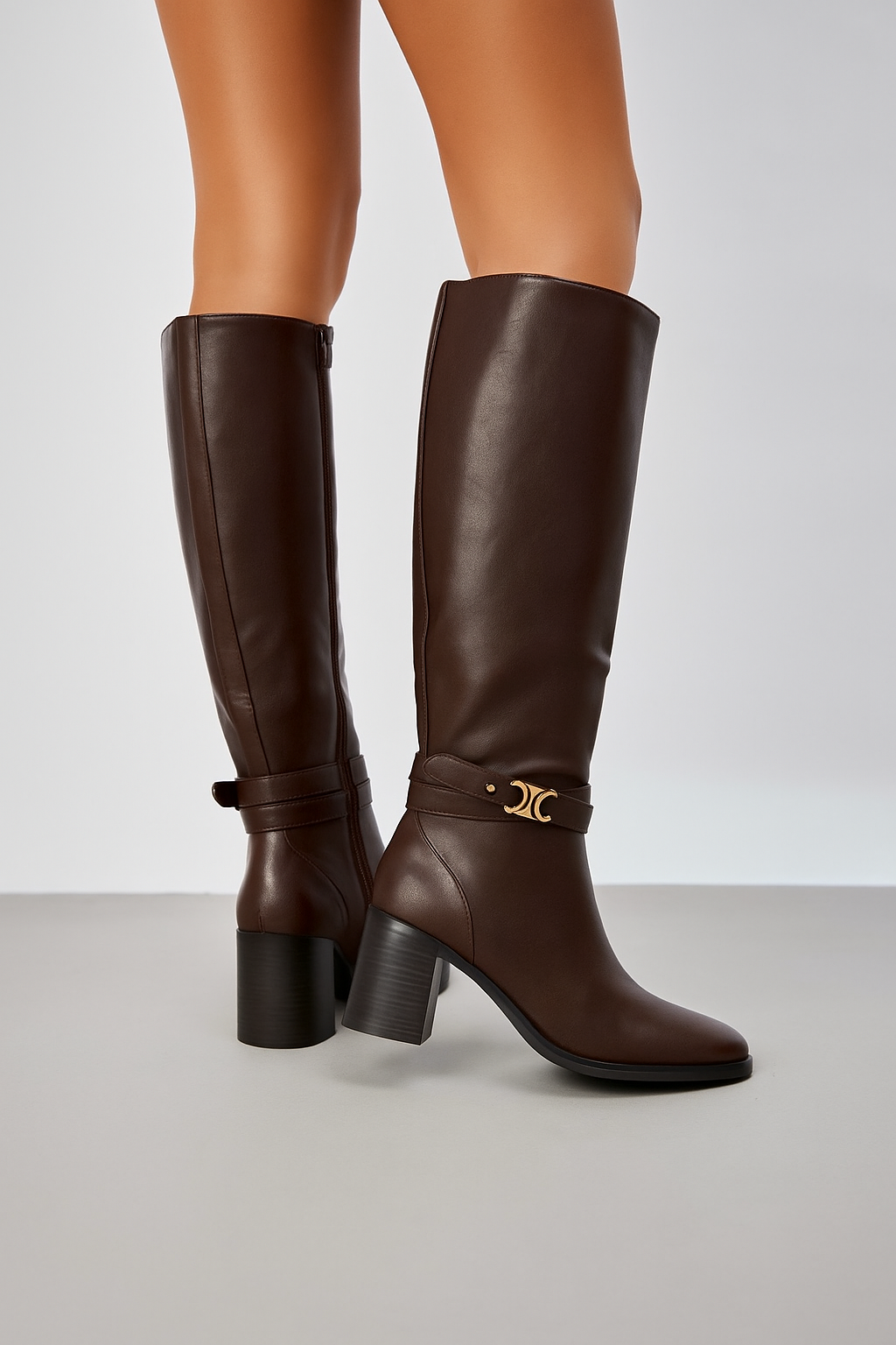 Botte Marron Avec un Motif Doré