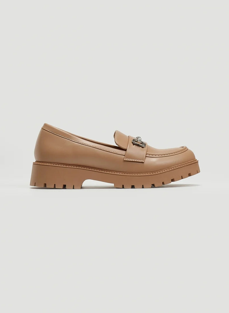 Mocassin taupe avec boucle argentée