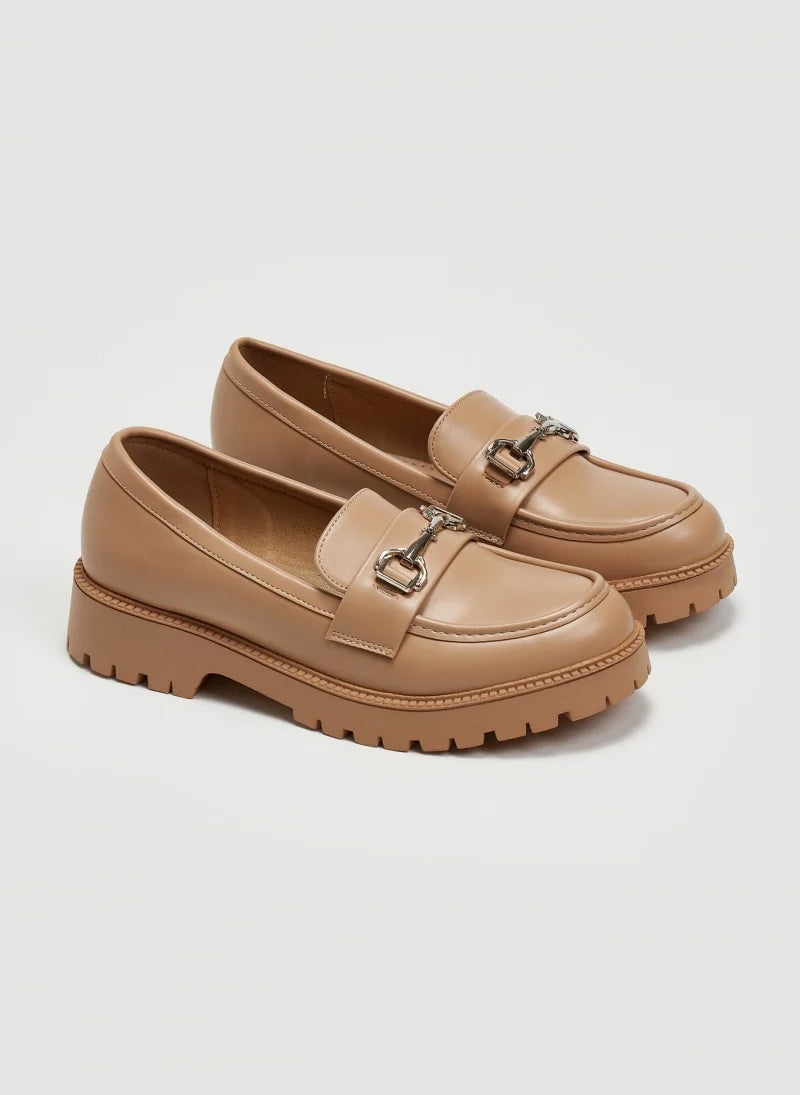 Mocassin taupe avec boucle argentée
