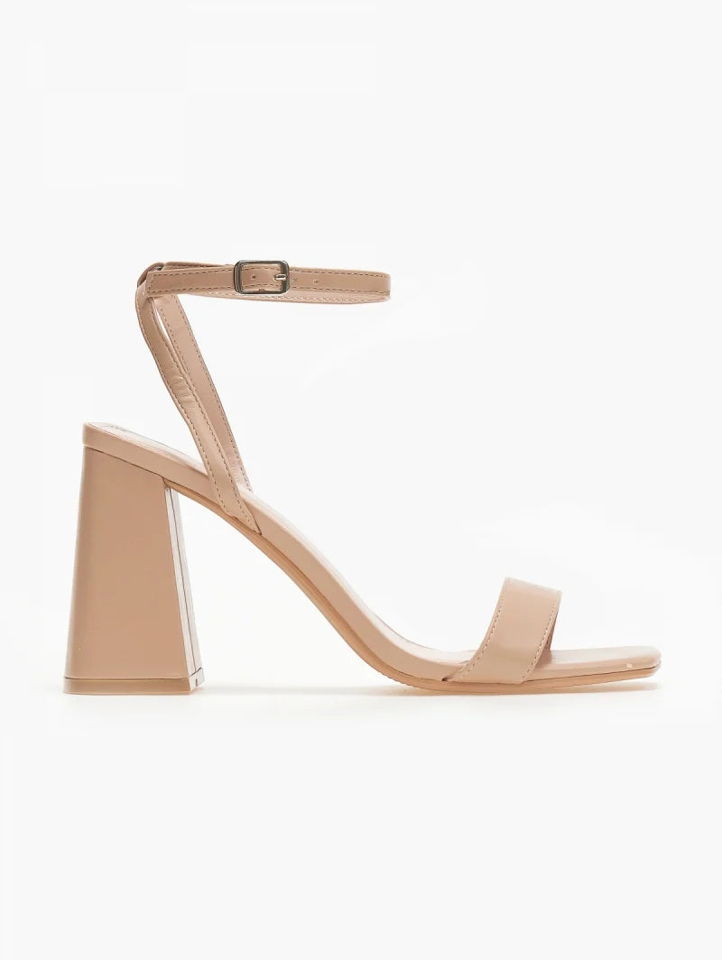 Sandale à talon carré beige