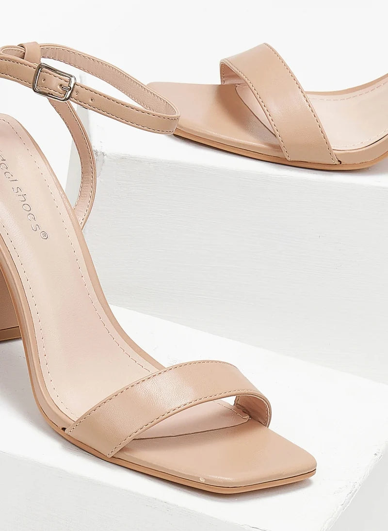 Sandale à talon carré beige