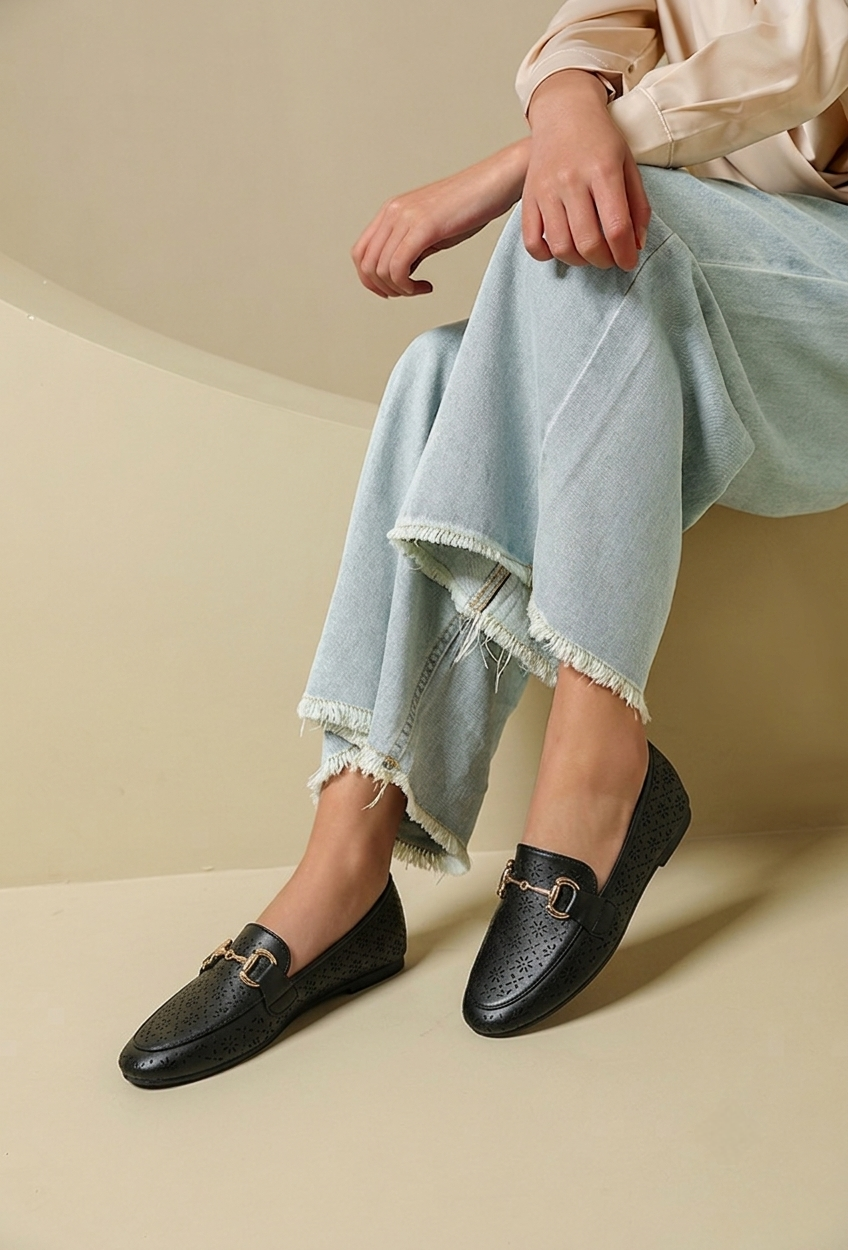 Mocassins ajourés noirs à mors doré – Élégance et légèreté d'été